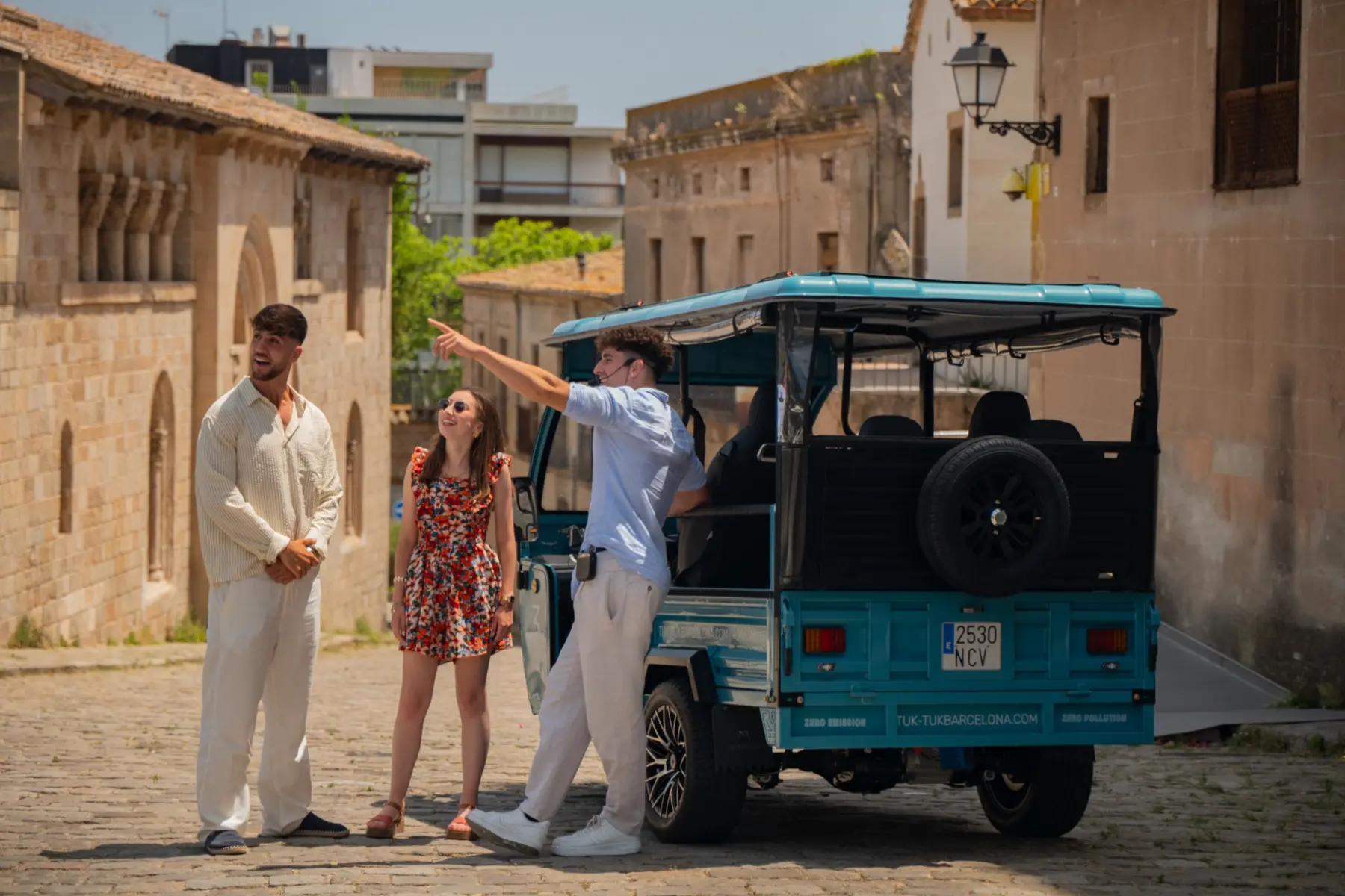 Barcelona electric Tuk-Tuk tour with a local guide