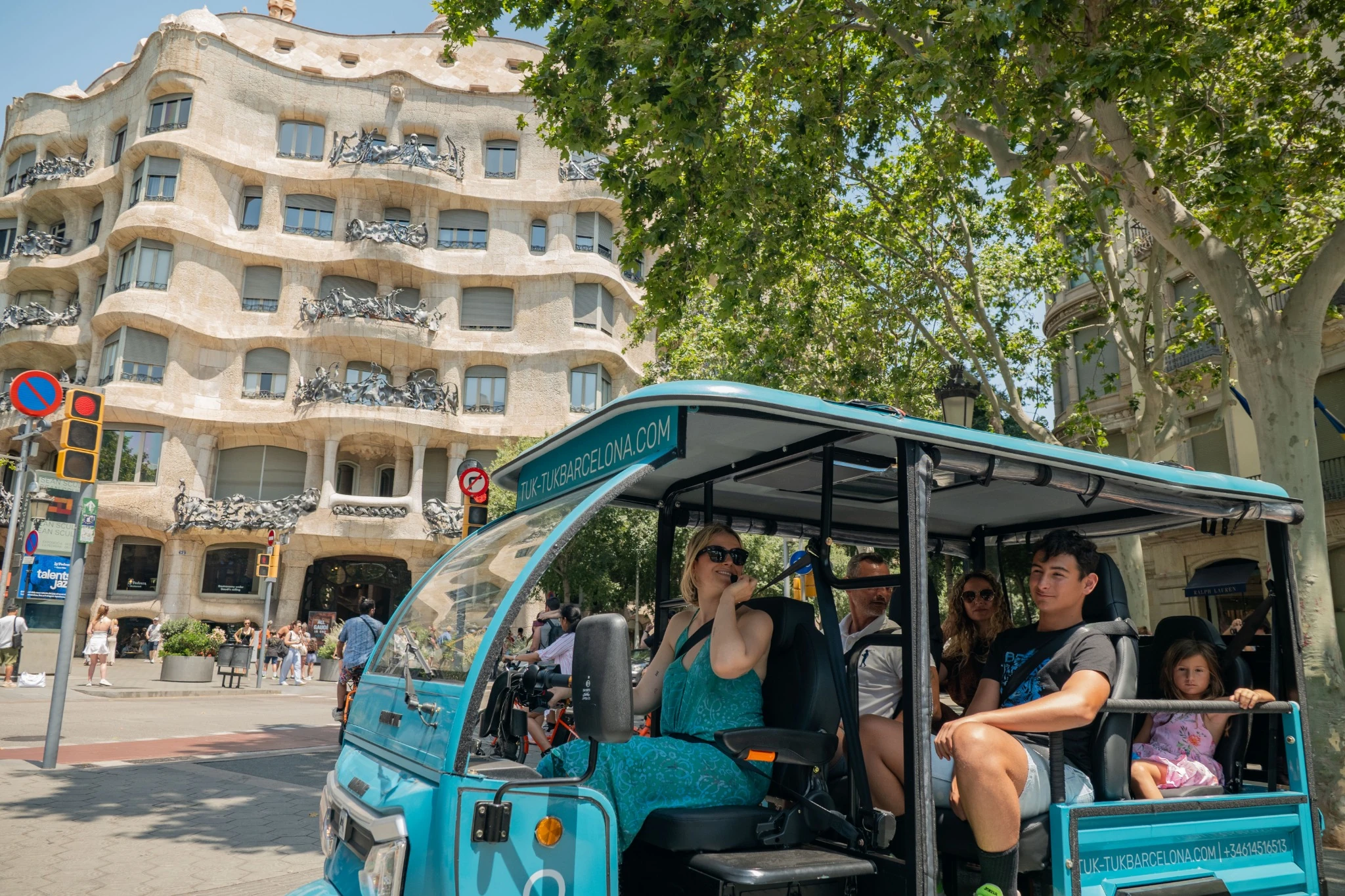 Visite de Barcelone en Tuk Tuk électrique avec un guide local